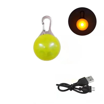 Pendentif lumineux jaune pour chien avec câble USB sur fond blanc et vignette pendentif allumé en haut à droite de l'image.