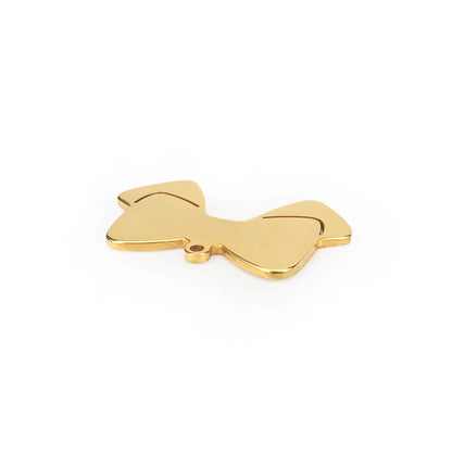 Pendentif doré en forme de nœud papillon sur fond clair.