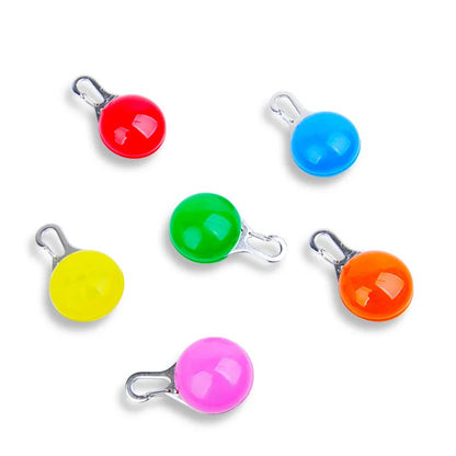 Vue produit des six pendentifs lumineux pour chien en rouge, bleu, vert, jaune, rose et orange sur fond blanc.