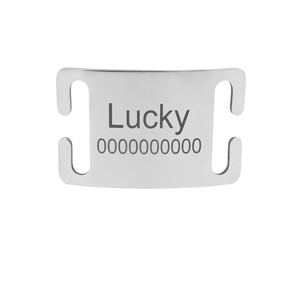 Plaque d’identification incurvée argentée personnalisée pour collier de chien avec fixation ouverte.