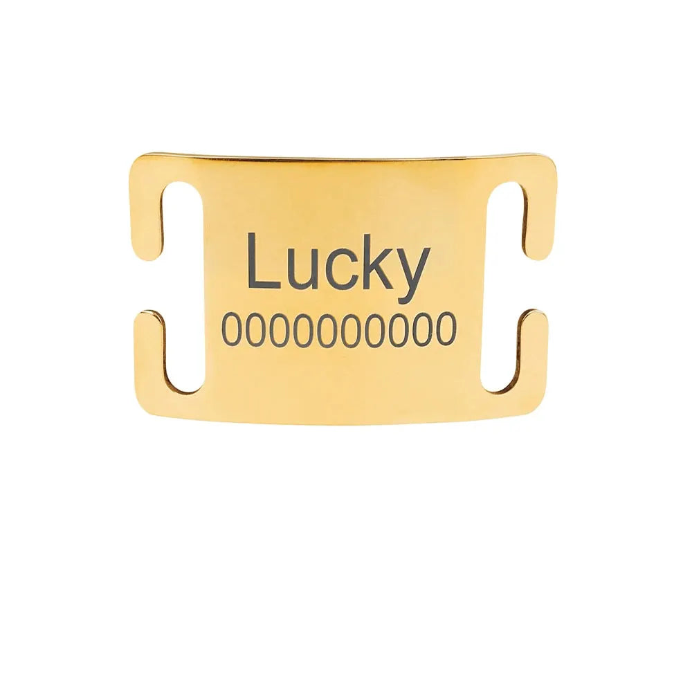 Plaque d’identification incurvée dorée personnalisée pour collier de chien avec fixation ouverte.