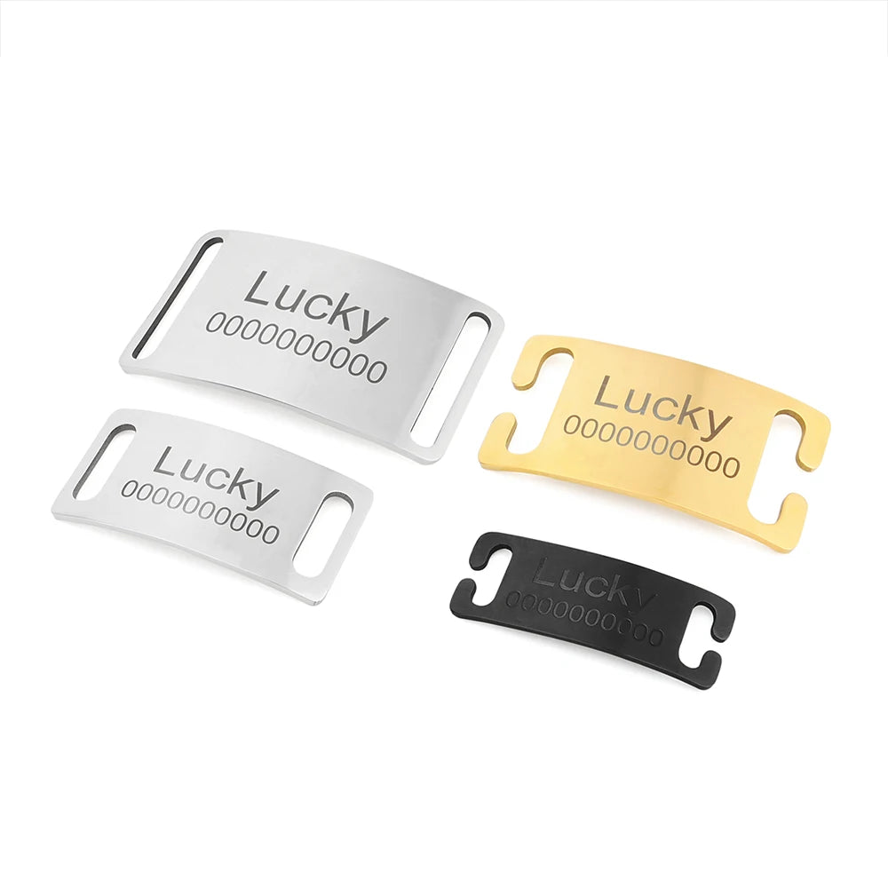 Vue de plaques personnalisées pour collier de chien en noir, argent et or.