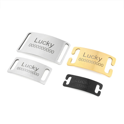 Vue de plaques personnalisées pour collier de chien en noir, argent et or.