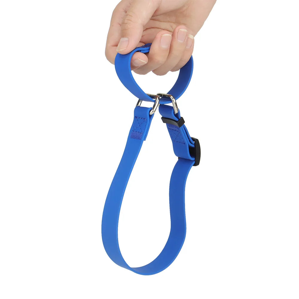 Poignée de contrôle du collier d’entraînement pour chien en PVC imperméable bleu tenue à la main.