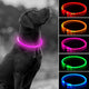Présentation du collier lumineux rose allumés porté sur chien noir et vignette des différentes couleurs disponibles sur la droite de l'image.