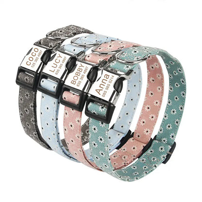 Vue en biais des différentes variantes du collier en nylon imprimé fleuri.