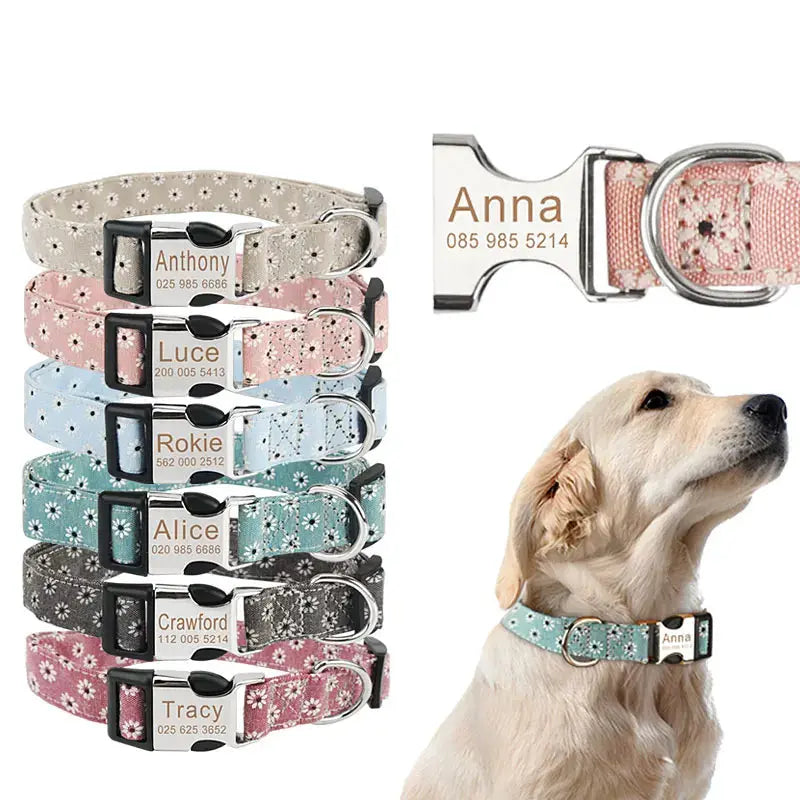Vue des différentes variantes du collier en nylon imprimé fleuri avec un collier porté sur un chien en bas à droite et gros plan sur la plaque et en anneau en D en haut à droite.