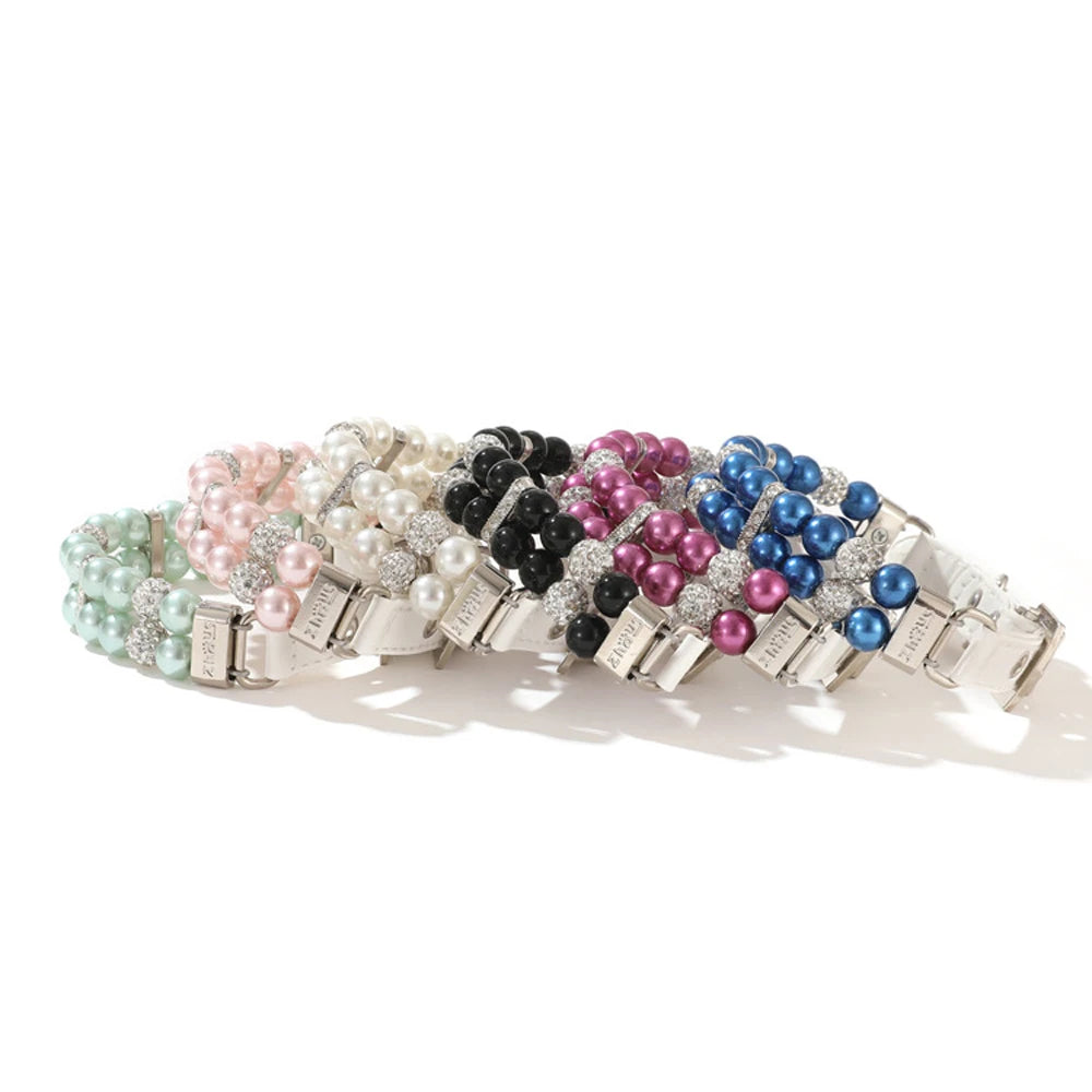 Présentation en ligne de plusieurs colliers de luxe pour chien à double rang de perles.