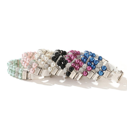 Présentation en ligne de plusieurs colliers de luxe pour chien à double rang de perles.