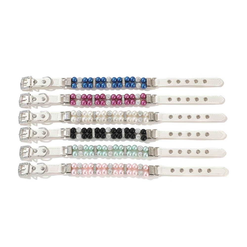 Présentation des colliers de luxes à perles pour chiens dans différents coloris et en longueur.