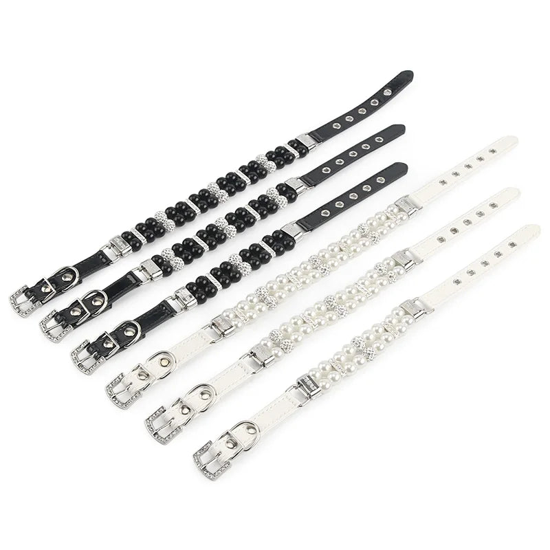Présentation des colliers de luxes à perles pour chiens dans différentes tailles et en longueur dans les coloris noir et blanc.