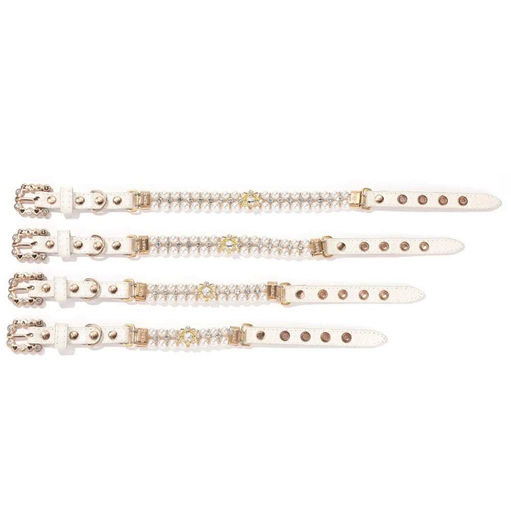 Présentation des différentes tailles d’un collier de luxe pour chien en perles artificielles avec pendentif en cristal.