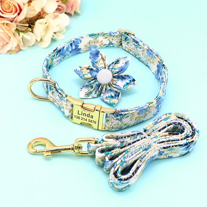 Ensemble collier, fleur amovible et laisse fleuris bleus pour chien sur fond turquoise.
