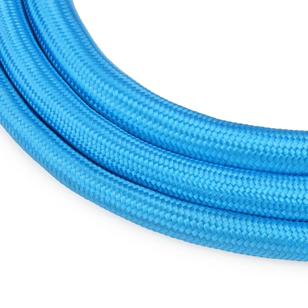 Gros plan sur la texture tressée bleue du collier en nylon imitation corde pour chien.