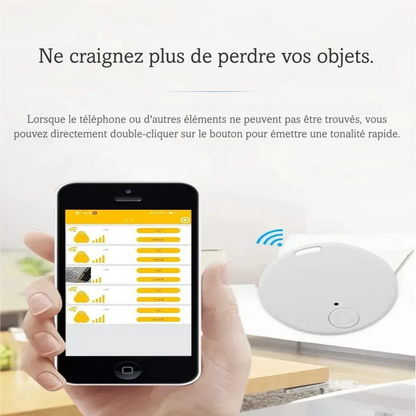 Visuel informatif d'un traceur Bluetooth anti-perte blanc illustrant la fonction de suivi Bluetooth, avec une main tenant un smartphone affichant une interface d'application orange et le traceur blanc posé à droite avec icône de signal wifi.