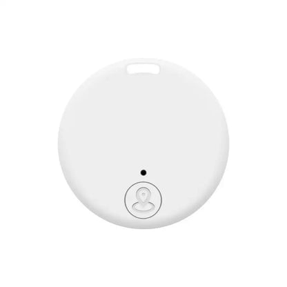 Traceur Bluetooth anti-perte rond en coloris blanc, avec œillet de fixation en haut et bouton central arrondi avec icône de localisation sur fond blanc.