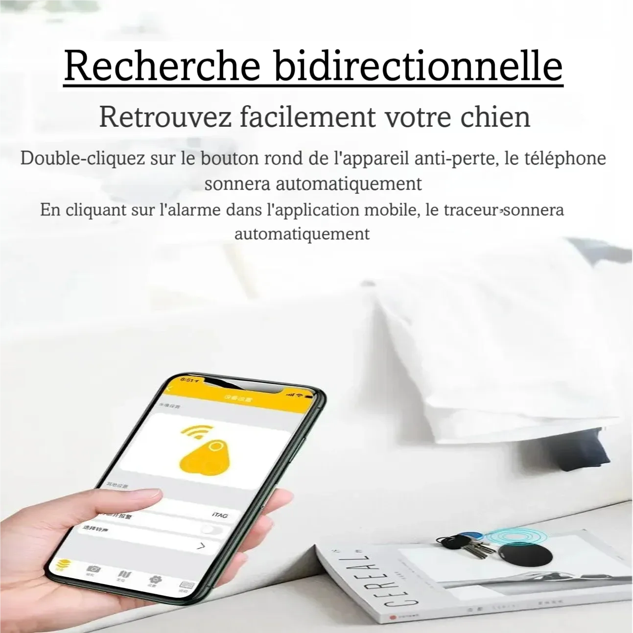 Visuel informatif d'un traceur Bluetooth anti-perte illustrant la fonction de recherche bidirectionnelle, avec une main tenant un smartphone affichant l'interface de l'application iTag et un traceur noir visible sur un bureau à droite.