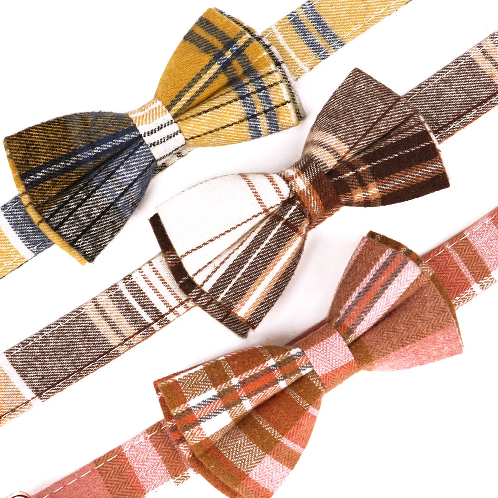 Image de trois colliers pour chien à motif écossais présentés en jaune, beige marron et rose.
