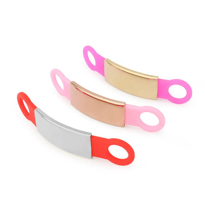 Trois étiquettes pour collier de chien présentées en perspective sur fond clair.