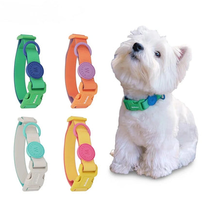 Variantes du collier chiot waterproof avec chien blanc portant le modèle vert.