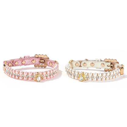 Deux variantes de collier de luxe pour chien en perles artificielles, en rose et blanc.
