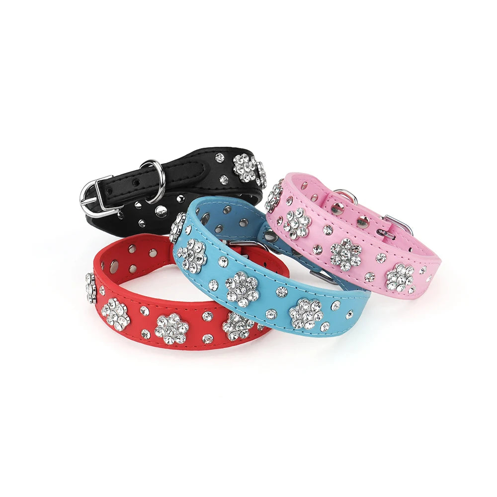 Ensemble de colliers de luxe pour chien en cuir PU avec fleurs en strass, en noir, bleu, rose et rouge.