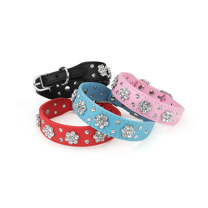 Ensemble de colliers de luxe pour chien en cuir PU avec fleurs en strass, en noir, bleu, rose et rouge.