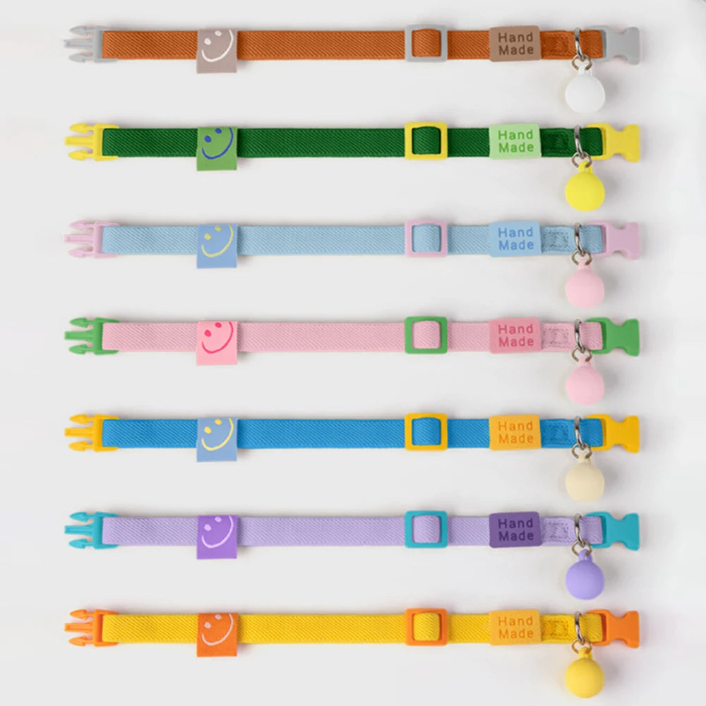 Plusieurs colliers réglables pour chiot alignés en différents coloris présentés à plat sur fond blanc.