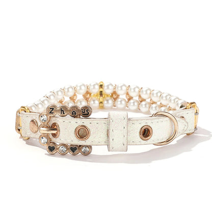 Détail du revers et du fermoir d’un collier pour chien blanc avec pendentif en cristal.