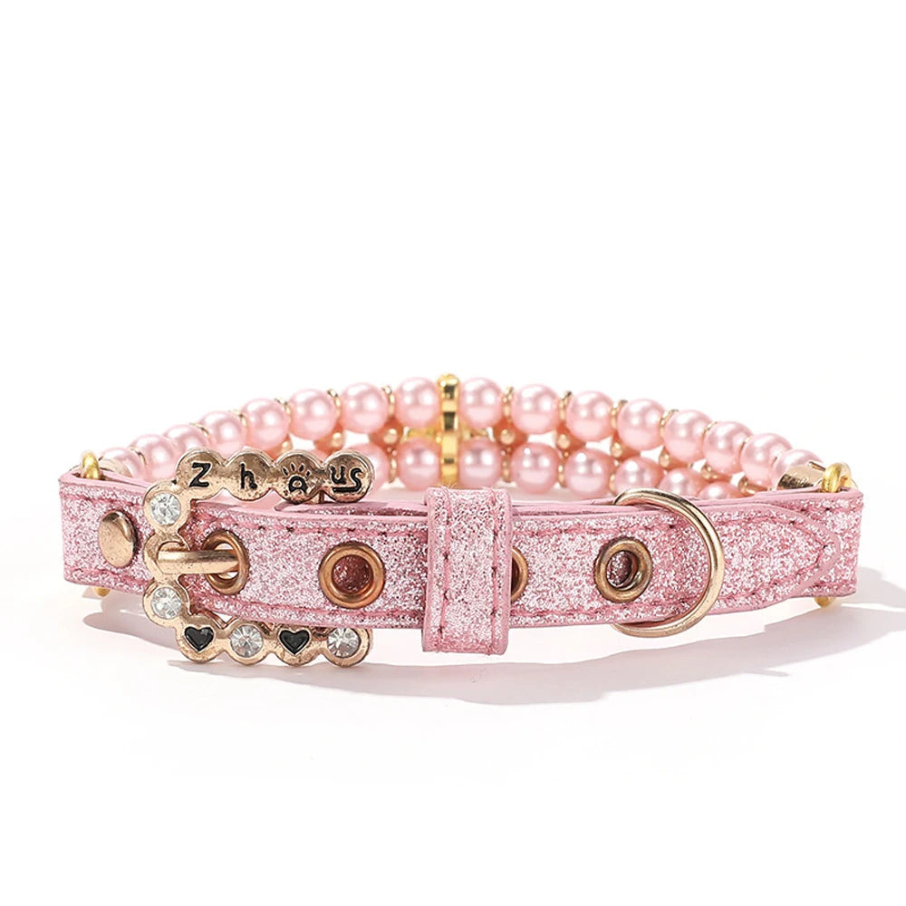 Détail du revers et du fermoir d’un collier pour chien rose avec pendentif en cristal.