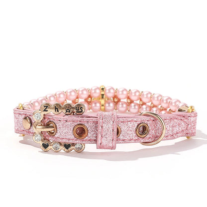 Détail du revers et du fermoir d’un collier pour chien rose avec pendentif en cristal.