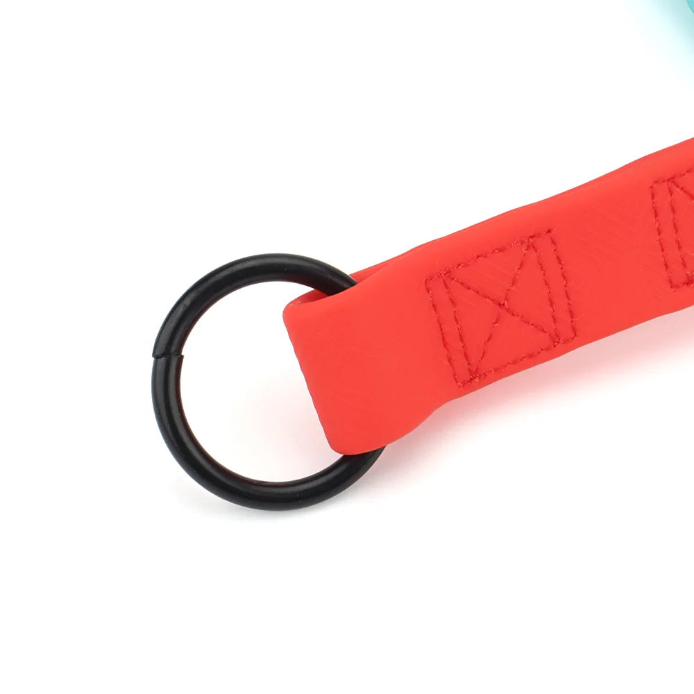 Zoom sur l'anneau noir du collier pour chien en corde pastel avec poignée souple en TPU sur un fond blanc.