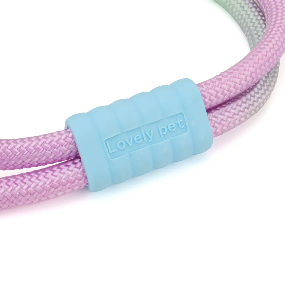 Zoom sur la boucle de réglage en silicone bleu clair du collier en corde multicolore pastel.