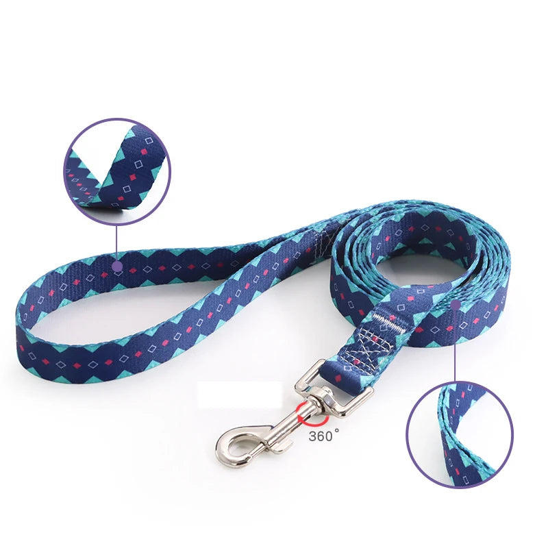 Laisse réglable bleu foncé à imprimé losanges et triangles turquoise avec zoom sur les détails.
